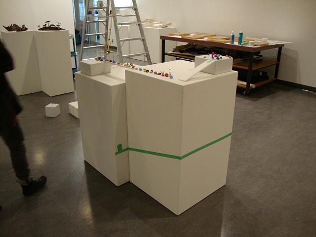 install - an assent of polymen (7).JPG - with a bit more thought - we moved the portal futher around the plinth with ramps on 3 sides of the tallest one, we also modified the ramp angle and moved on from a lemming type ending for these little guys